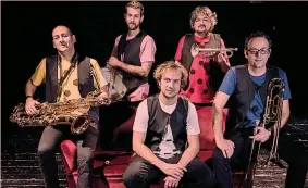  ??  ?? In scena Gianfelice Facchetti, 45 anni, con la Banda del Fuorigioco in «La tribù del calcio show»