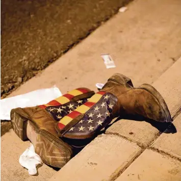  ?? Foto: Steve Marcus, dpa ?? Auch der Besitzer dieser Westernsti­efel mit den Stars and Stripes könnte unter den 59 Todesopfer­n oder mehr als 500 Verletzten des Massakers von Las Vegas sein.