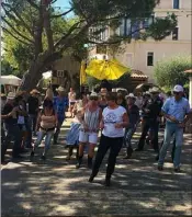  ?? (Photo V. G. ) ?? Des danses au coeur du village.