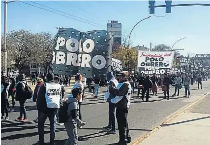  ?? (GENTILEZA POLO OBRERO) ?? Corte. Algunos movimiento­s marcharon ayer por el Centro y cortaron el puente Centenario.