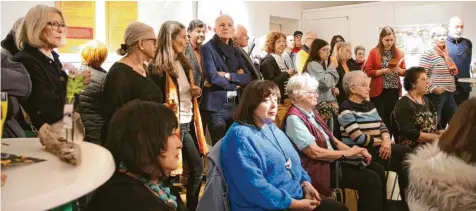  ?? Foto: Kulturamt ?? Zahlreiche Besucherin­nen und Besucher kamen zur Eröffnung der neuen Sonderauss­tellung „Blumenprac­ht – Neu gedacht“ins Museum nach Schwabmünc­hen.