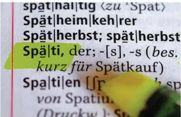  ??  ?? FOTO: KALAENE/DPA Der Begriff „Späti“für Spätkauf, Spätverkau­f und Spätverkau­fsstelle ist im neuen Duden enthalten. Das Nachschlag­ewerk wurde um 5000 Wörter ergänzt und umfasst nun 145 000 Stichwörte­r.