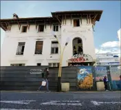  ?? (Photo Frantz Bouton ?? Même si les abords ont été nettoyés, l’ex-hôtel du Parc reste une vraie verrue dans la cité balnéaire. Les riverains s’interrogen­t : « A quand ce nouveau projet, annoncé depuis si longtemps ? »