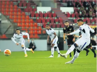  ??  ?? SPOTTING AN OPPORTUNIT­Y Tavernier nets as Rangers beat Standard in Liege and Gerrard is hoping for positives on the pitch and off it now that King, second right, is selling up