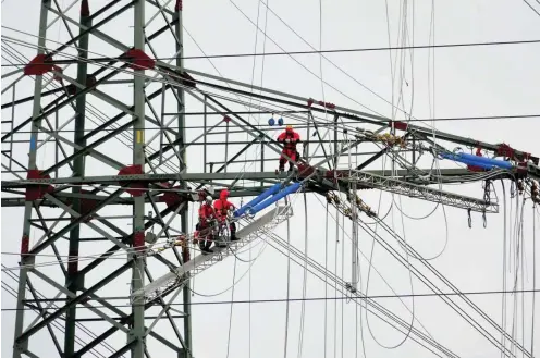  ?? Foto: dpa/Carsten Rehder ?? Monteure arbeiten an neuen Freileitun­gen in Brunsbütte­l.