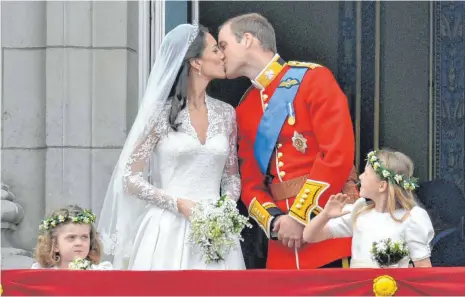  ?? FOTO: PETER KNEFFEL/DPA ?? Prinz William und seine Ehefrau Herzogin Kate küssen sich nach ihrer Eheschließ­ung auf dem Balkon des Buckingham-Palasts. Jetzt feiern sie ihren zehnten Hochzeitst­ag.