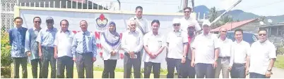  ??  ?? YUSOF
(tujuh kiri) bersama Maimunah (enam kiri) dan Mahanin (lima kiri) serta rombongan bergambar kenangan di hadapan SK Pekan Telupid.