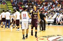  ??  ?? JHAYMO EGUILOS (center, in file photo) has caught the fancy of Phoenix Fuel Masters coach Louie Alas.