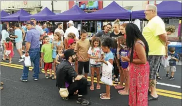  ?? BEN LAMBERT - THE REGISTER CITIZEN ?? The 2016 Main Street Marketplac­e ran every Thursday from July 21 to Aug 18.