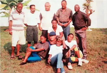  ??  ?? Da esquerda para a direita, em pé - Xico Açucareiro, Tolingas, Antoninho, Inó, Kituxe, e Nike sentado, rodeado de bailarinas, no Congo Brazavile, em 2001