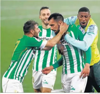  ?? ANTONIO PIZARRO ?? Joaquín, Canales y Emerson acuden a felicitar a Borja Iglesias por el 2-1 en la prórroga.