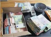  ??  ?? Sichergest­ellt: 103.000 Euro und insgesamt 21 Kilo Cannabis, teilweise verpackt in PradaSchac­hteln (Bilder re.).