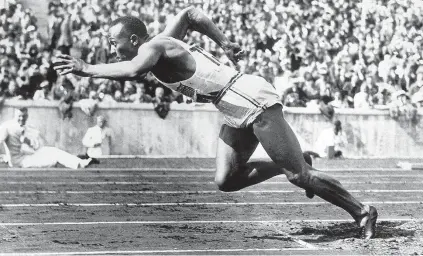  ?? GETTY IMAGES - 1/8/1936 ?? Estrela olímpica. Jesse Owens compete em Berlim, em 1936: vitória de atleta americano negro frustrou Hitler