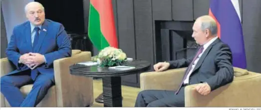  ?? MIKHAEL KLIMENTYEV / EFE ?? Aleksandr Lukashenko, presidente bielorruso (i), conversa ayer en Sochi con su homólogo ruso, Vladimir Putin.