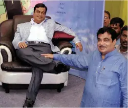  ?? — PTI ?? Union minister Nitin Gadkari being presented a wax model on the occasion of his 60th birthday in Nagpur, Maharashtr­a, on Saturday night.