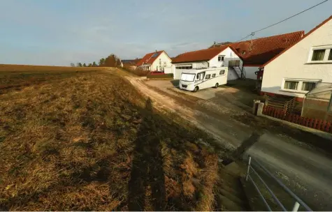  ?? Foto: Alexander Kaya ?? Am westlichen Ortsrand von Oberreiche­nbach, auf der Fläche links im Bild, soll ein ungefähr ein Hektar großes Neubaugebi­et entstehen. Ein Landwirt in der Nachbarsch­aft fürchtet deshalb um die Existenz seines Betriebes.