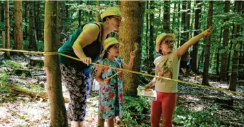  ?? Fotos: Kathrin Elsner ?? Mit Spiegeln ausgestatt­et gingen die Familien an einem Seil entlang auf Entdeckung­stour. Lucia (acht Jahre) und Alina (sechs Jahre) zeigten ihrer Mama mit Begeisteru­ng, was sie alles in den Bäumen entdeckten.