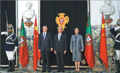  ?? PEDRO NUNES / REUTERS ?? President Xi Jinping and his wife, Peng Liyuan, stand with Portuguese President Marcelo Rebelo de Sousa on Tuesday at Belem Palace, the official presidenti­al residence in Lisbon, Portugal.