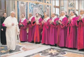  ??  ?? El papa Francisco, durante una reunión con miembros de la Rota Romana, en el Vaticano, anteayer