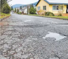  ?? FOTO: ALEXANDRA SCHNEID ?? Der Filderweg in Seitingen-Oberflacht ist uneben und hat einige Schlaglöch­er.