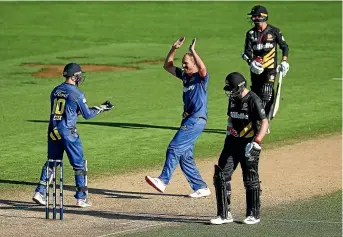  ?? GETTY IMAGES ?? Otago Volts bowler Christi Viljoen, centre, celebrates with Ben Cox, left, after taking the wicket of Michael Bracewell, right, yesterday.