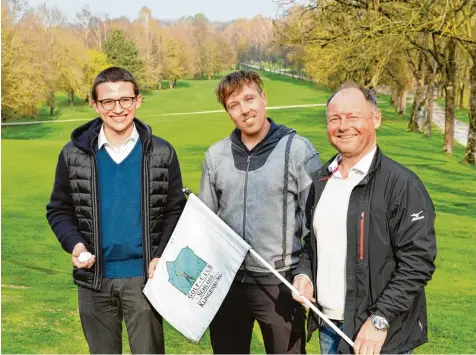  ?? Foto: Bernhard Weizenegge­r ?? Lichte Weite, idyllische­s Grün: Spieler Tom Ruess, Clubmanage­r Andreas Gruhler und Spielführe­r Jürgen Käser (von links) begutachte­n die wunderschö­ne Anlage des GC Schloss Klingenbur­g. Alle drei freuen sich auf die neue Saison, die für den Verein einige...