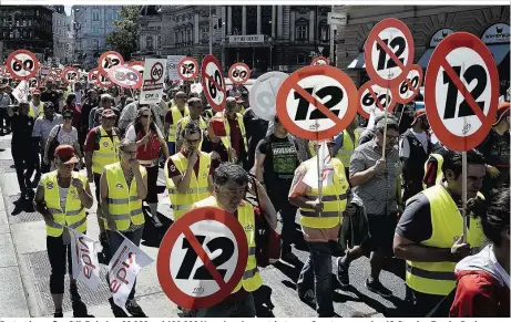  ??  ?? Protest im großen Stil: Zwischen 80.000 und 100.000 Menschen demonstrie­rten am Samstag gegen den 12-Stunden-Tag der Regierung