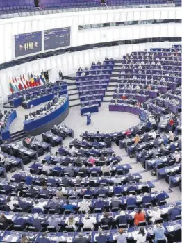  ?? Julien Warnand / Efe ?? Membres del Parlament Europeu durant la votació en una de les sessions a la ciutat d’Estrasburg (França).