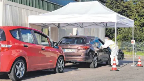  ?? FOTO: LANDRATSAM­T LINDAU ?? Knapp 1400 Corona-Tests sind bisher im Lindauer Testzentru­m an der Bösenreuti­ner Steig genommen worden. Für den Lindauer Landrat ist klar: Dieser Standort ist wichtig, denn „Corona ist nicht vorbei“.