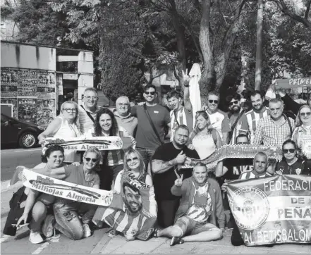  ?? ?? Miembros de la Federación de peñas en un hermanamie­nto con peñistas béticos.