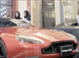  ??  ?? اقبال نسوي على شراء السيارات في السعودية (رويترز)