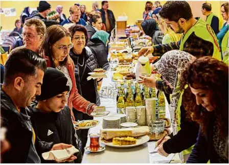  ?? Fotos: Markus Brandhuber ?? Mehrere Hundert Besucher ließen es sich am Sonntag in der Niederstot­zinger Stadthalle schmecken. Anlass war eine Spendenakt­ion für die Erdbebenop­fer in der Türkei und in Syrien.