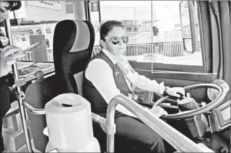  ??  ?? Una conductora de los autobuses para mujeres Atenea prueba una de las nuevas unidades que se exhibieron en el Zócalo ■ Foto José Antonio López