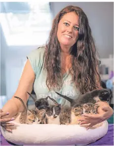  ?? FOTOS: PRIVAT ?? Claudia Hachaj mit den sechs mutterlose­n Katzenbaby­s, die sie nun erst einmal selbst großzieht.