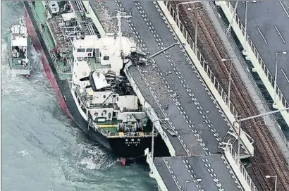  ?? KENTARO IKUSHIMA / AP ?? Un barco petrolero se estrelló contra un puente cerca del aeropuerto internacio­nal de Kansai (Osaka)