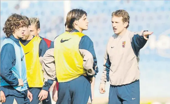  ?? FOTO: PERE PUNTÍ ?? Albert Roca ya ejerció como preparador físico del Barça durante cinco temporadas. En la imagen, da instruccio­nes a Carles Puyol, Sergio García y Ramon Ros