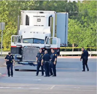  ??  ?? El domingo encontraro­n 10 personas muertas dentro de un tráiler