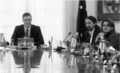  ??  ?? Pedro Sánchez (left) with Teresa Ribera in the first Cabinet meeting