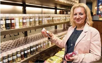 ?? Fotos: Silvio Wyszengrad ?? Janet Schnüttgen bietet im Violas’ in der Annastraße zahlreiche Gewürze an. Innerhalb des Geschäfts verkauft das Geschäft „Ab gebrüht“Tees und Gourmet Äpfel.