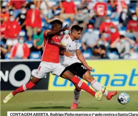  ??  ?? CONTAGEM ABERTA. Rodrigo Pinho marcou o 1º golo contra o Santa Clara