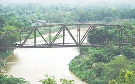  ?? FOTO: Y. AMAYA ?? CONTAMINAC­IÓN. El río Chamelecón recibe todas las aguas crudas de SPS afectando a los municipios del Valle de Sula.