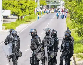  ?? HANSEL VÁSQUEZ ?? Agentes del Esmad disolviero­n la protesta con gases lacrimógen­os.