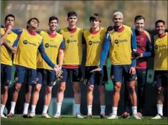  ?? ?? Los jugadores del Barça, antes del entrenamie­nto de ayer.