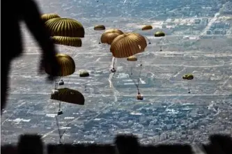  ?? DIEGO IBARRA SÁNCHEZ/THE NEW YORK TIMES ?? A Jordanian Air Force C-130 dropped humanitari­an aid supplies over northern Gaza on March 28.