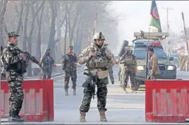  ?? REUTERS ?? Afghan security personnel at a check point near the intelligen­ce agency compound in Kabul.