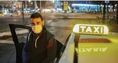  ??  ?? Der Taxifahrer Raed Warshane macht mit seinem Taxi nach 21 Uhr kaum noch Um‰ satz.