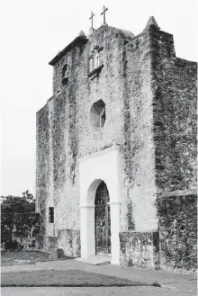  ?? Erin Graham photos / Houston Chronicle ?? The Our Lady of Loreto chapel at the Presidio la Bahía in Goliad was built in 1779. Mass still is celebrated there weekly.