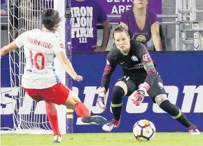  ?? STEPHEN M. DOWELL/STAFF PHOTOGRAPH­ER ?? Chicago Red Stars midfielder Vanessa DiBernardo (10) scores a goal past Orlando Pride goalkeeper Ashlyn Harris Saturday night.