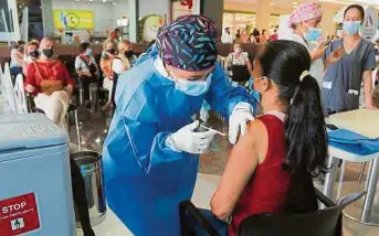  ?? JAIVER N ?? Con vacunación en centros masivos como el CC Santa Fe (foto), esperan inmunizar a más personas.