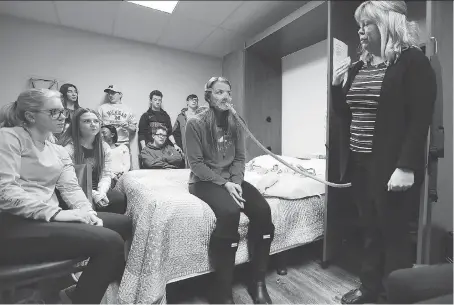  ?? DAN JANISSE ?? Ramie Tytgat, a General Amherst student, tries on a breathing device under Jodie Goddard’s direction at the Windsor Sleep Disorders Clinic. A public school board survey shows that just 6.9 per cent of high school students get close to the 10 to 13 hours of recommende­d sleep.